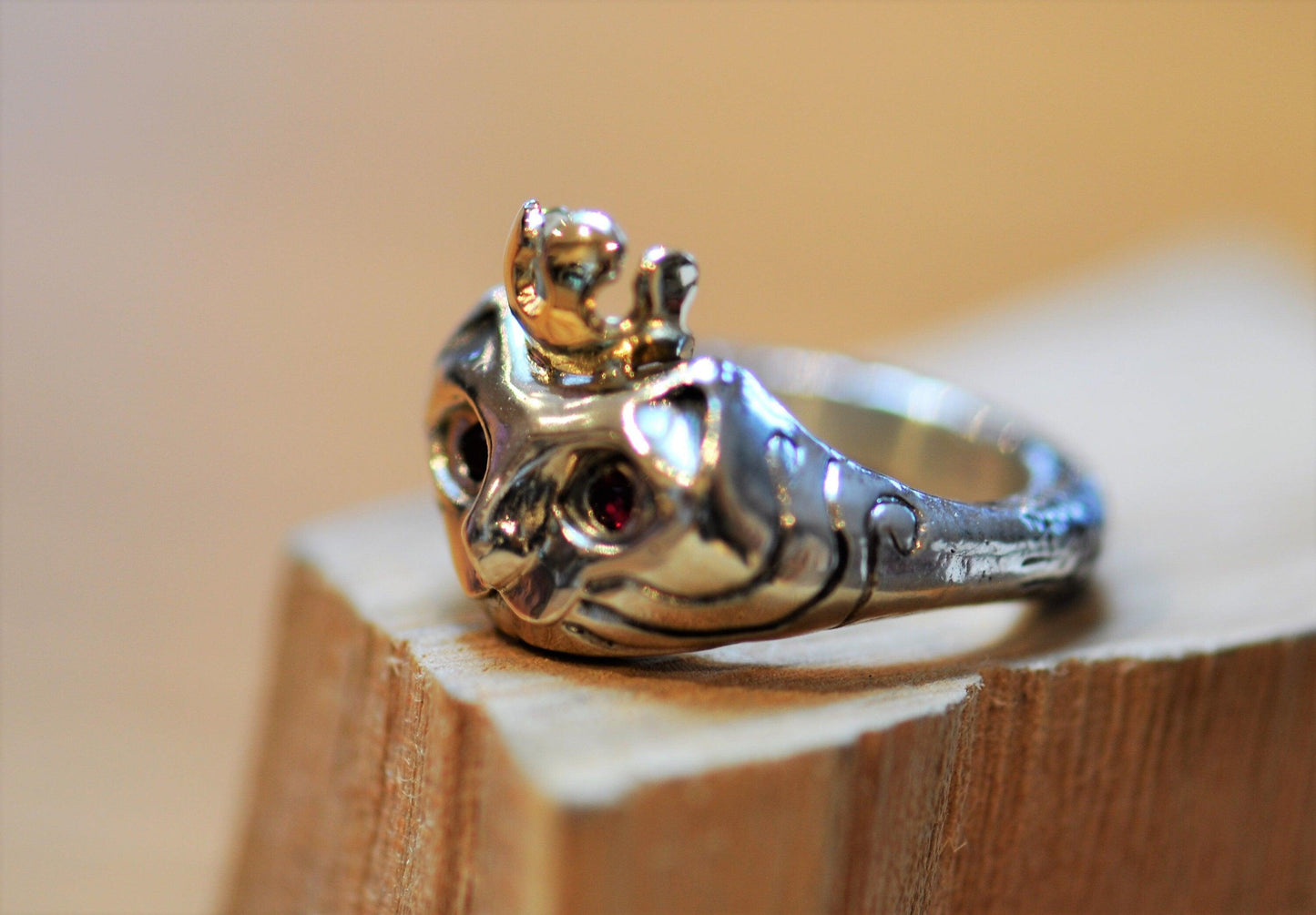 a close up of a ring on a piece of wood